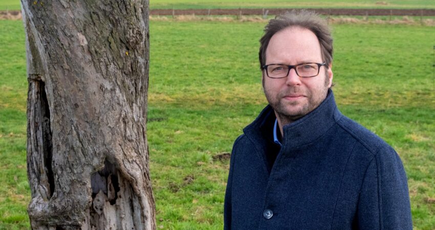 Detlev Jacobs, Bürgermeister Kandidat in Simmern WW, auf einer Wiese neben einem Baum