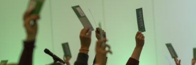 Hochgehalten werden Hände zur Abstimmung